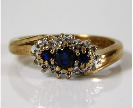 A 9ct gold ring set with diamond &amp; sapphire 2.9g size K