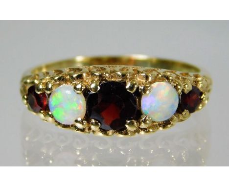 A 9ct gold ring set with opal and garnet 3.1g Size R