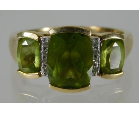 A 9ct gold ring set with peridot &amp; diamond 3.8g