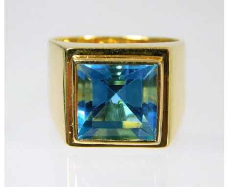 An 18ct gold ring set with topaz 13g Size N