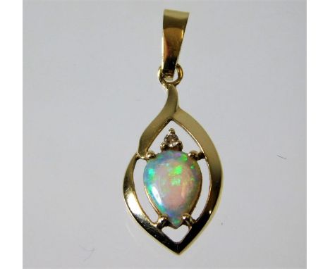 A 14ct gold pendant set with diamond and opal 1.4g 