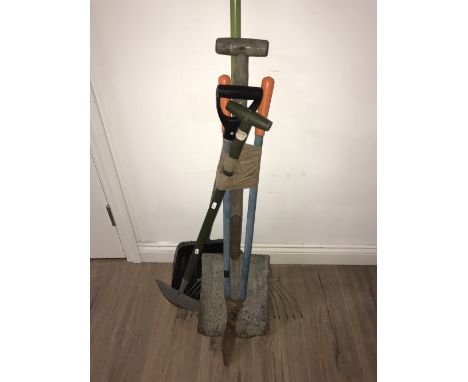 LOT OF GARDEN TOOLS