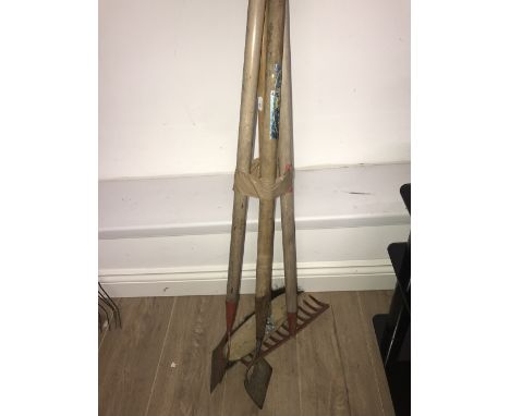 MIXTURE OF GARDEN TOOLS
