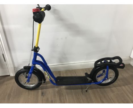 CHILD'S SCOOTER