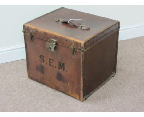 Early 20th century leather travelling trunk bearing label 'Warranted Flaxite Fiber Featherweight Reg Trade Mark' H40.5cm 