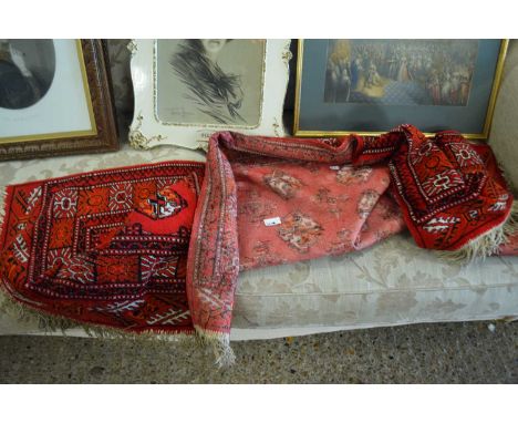 SMALL RUNNER WITH RED GEOMETRIC DESIGN