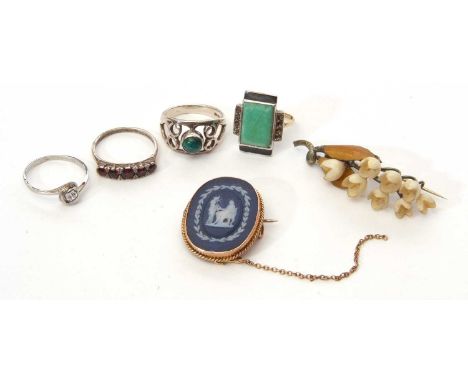 Mixed lot to include a Wedgwood brooch, three white metal rings and one metal example together with a vintage Lily-of-the-Val
