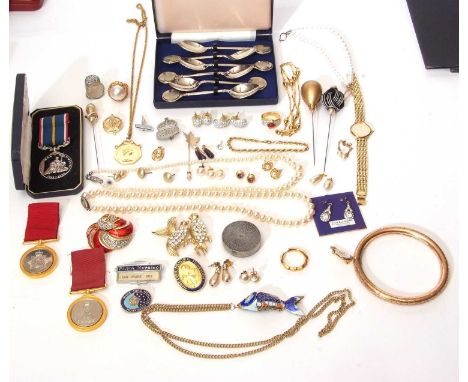 Mixed lot to include a cased EPNS set of spoons, paste brooches, service medals, bangle, simulated pearls etc