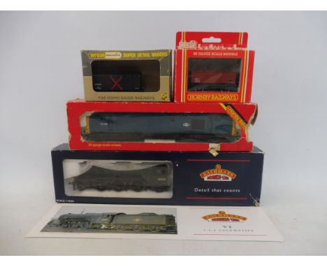 A small amount of oo gauge model railway including a boxed Bachmann 60821 steam locomotive, a 37 class diesel, plus some roll