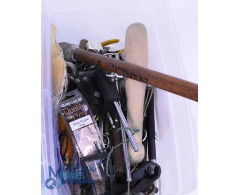 Mixed collection of fly tying and fishing accessories including 2x vices by Veniard and Sunrise, assorted wood, alloy and bra