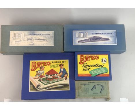 A Hornby Dublo and Bayko 00 gauge buildings including two D1 Through station model no. DA455.