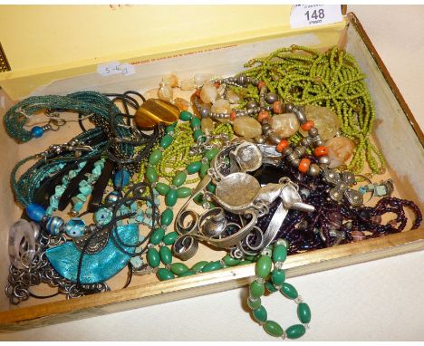 Vintage costume jewellery, an Art Deco necklace and various ethnic style, etc.