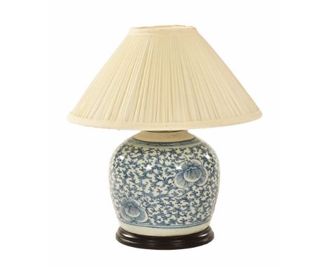 A modern oriental blue and white lamp, in the form of a ginger jar with shade.  Height including shade 41 cm.   CONDITION REP
