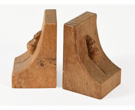 A pair of Mouseman book ends in oak, with iconic carved mouse signature design.  Height 15 cm, width 9.5 cm, depth 9.5 cm (se