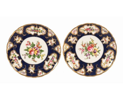 A pair of late 18th/early 19th century Worcester blue white and gilt foliate decorative plates.  Diameter 22 cm (see illustra