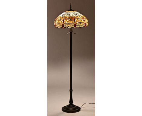 A Tiffany style standard lamp, the shade decorated with downward facing dragonflies.  Overall height +/- 169 cm.   CONDITION 