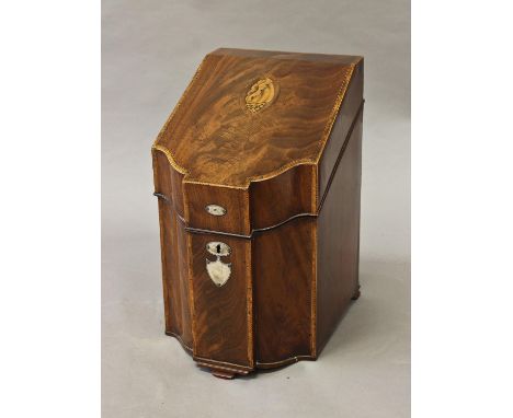 A GEORGE III MAHOGANY KNIFE BOX, with a sloping top with central shell inlay above a shaped front with shield shaped key escu