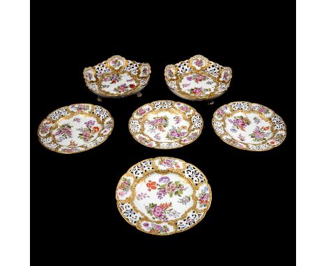 Continental porcelain part dessert service, comprising a pair of bowls and four plates, each with pierced trellis sides and p
