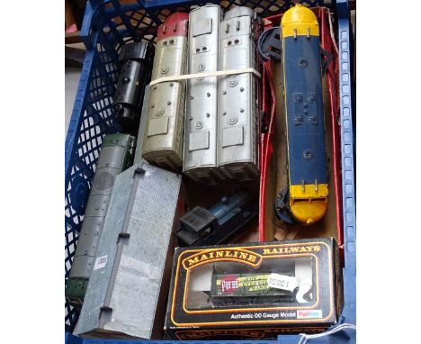 Tri-ang plastic OO gauge engine and carriages, and other model railway items 