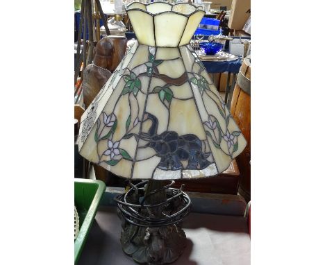 A Tiffany style table lamp with leadlight shade, 15.5" overall 