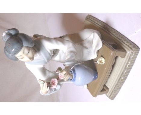 Lladro figure of a Geisha girl H: 20 cm