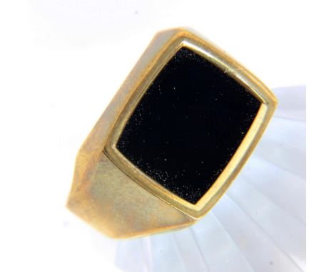 HERRENRING333/000 Gelbgold mit Onyx. Ringgr. 62. Brutto ca. 4,8g.   A MEN'S RING 333/000 yellow gold with onyx. Ring size 62.