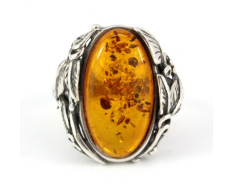 A 925 silver amber set ring, (V).