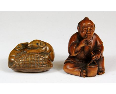 Two carved fruitwood netsuke, tallest H. 4.5cm.