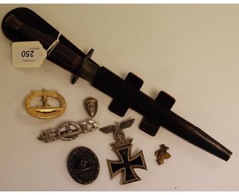 A COLLECTION OF WORLD WAR II INTEREST TO INCLUDE GERMAN U-BOAT SUBMARINE SERVICE BADGE STAMPED SCHWERIN BERLIN 68, GERMAN WOU