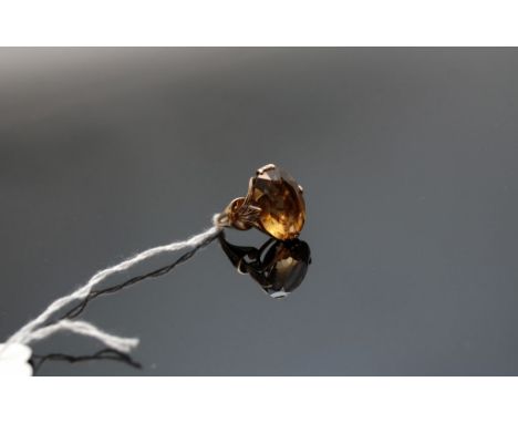 LADY'S RING SET WITH LARGE CENTRAL STONE WITH ORNATE SHOULDERS 