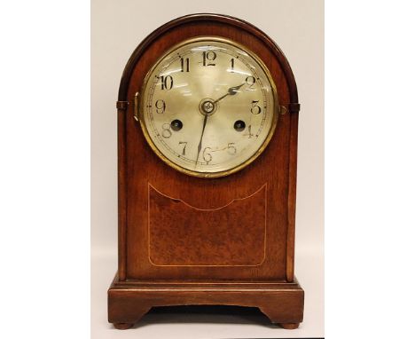 AN EDWARDIAN MAHOGANY ARCHED MANTLE CLOCK, STRIKING ON A GONG  