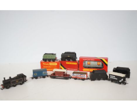 Hornby railways 00 gauge scale model carriages, plus a collection of unboxed carriages  &amp; 1 train 