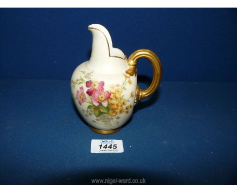 An Edwardian Royal Worcester flatback jug painted finely with flowers and with an ornate heavily gilded handle. Unsigned. dat