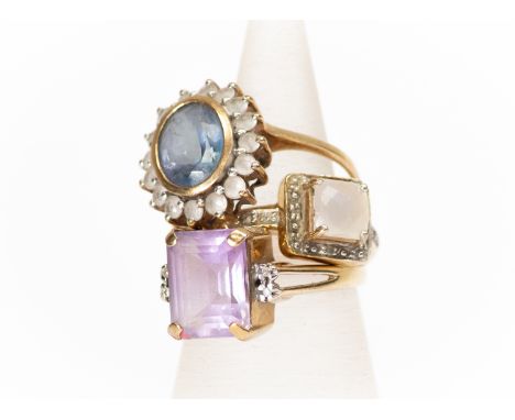 Three 9ct gold rings including an amethyst version, size O, along with a synthetic sapphire set dress ring, white stone borde