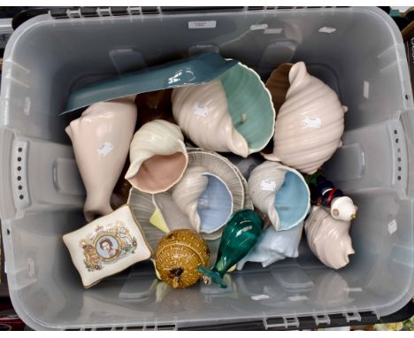 Assorted Poole Pottery shell shaped pieces and others A/F