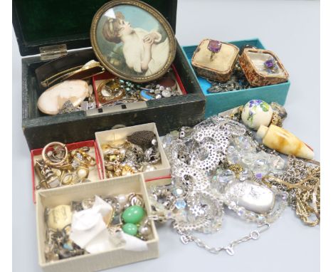 Mixed jewellery including a gold and amethyst ring and silver jewellery etc.