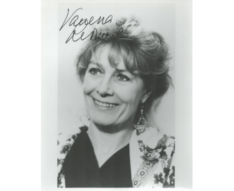 Actress Vanessa Redgrave signed 10 x 8 b/w portrait photo. Good condition. All autographs come with a Certificate of Authenti