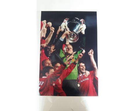 FOOTBALL, signed large colour photo by Peter Schmeichel, half-length, celebrating with Champions League Trophy for Manchester