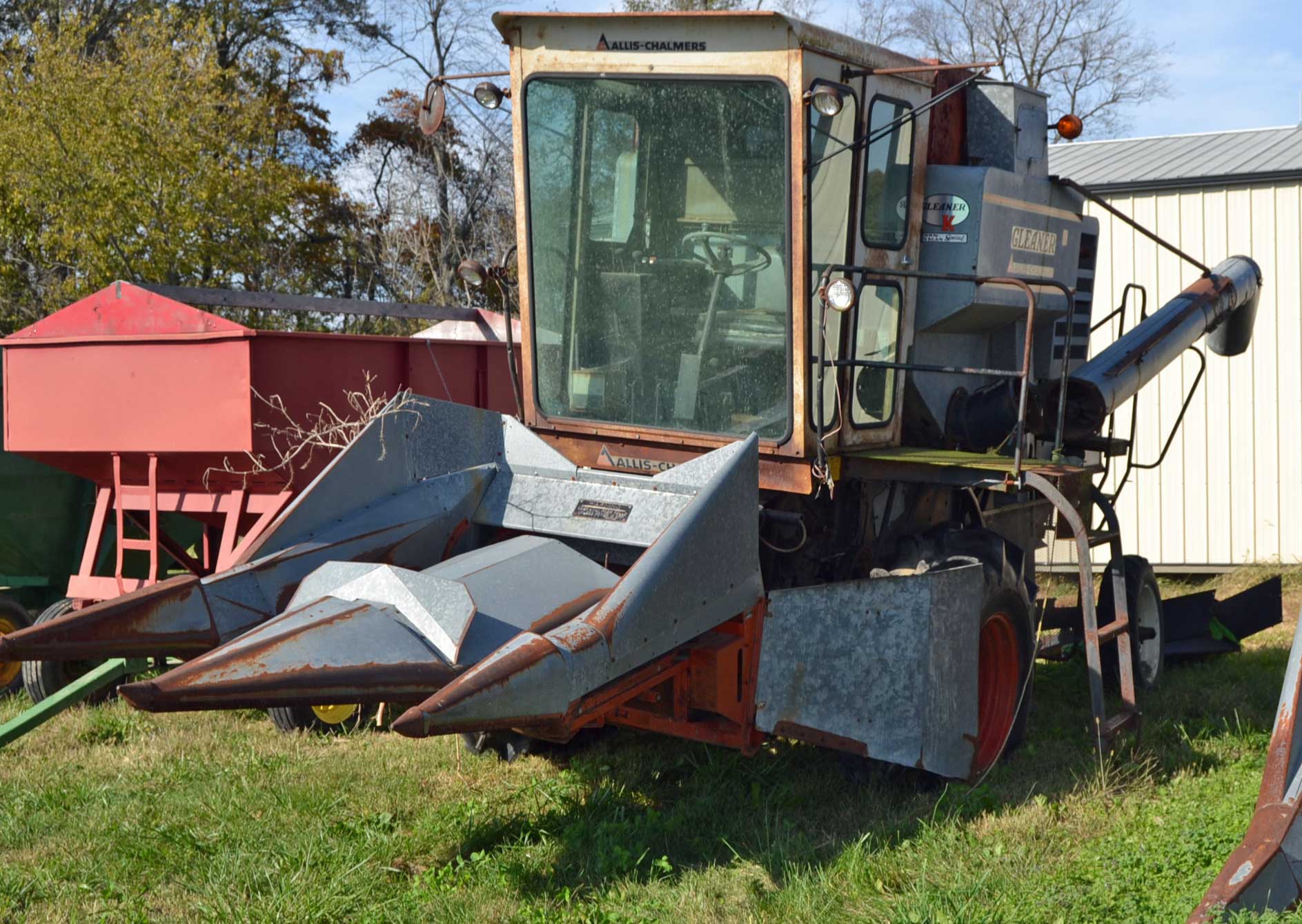 Allis Chalmers Gleaner K Combine, Serial 6252 w/2 Row Corn Head