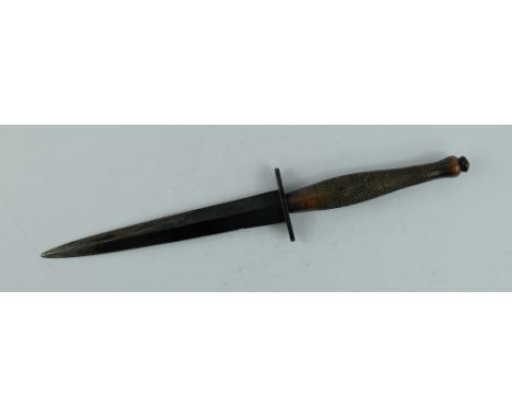 World War 2 Fairbairn Sykes fighting knife, broad arrow mark to hilt with b, length 29.5cm