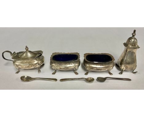 A George V silver cruet set, comprising pepperette, salt, pair of mustards with spoons, Birmingham 1911, 128g