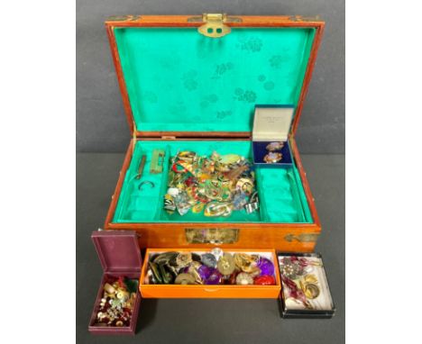 Jewellery - Yellow metal, white metal and other earrings, inc chandelier drops, enamelled, glass, hoops, floral, hand crafted