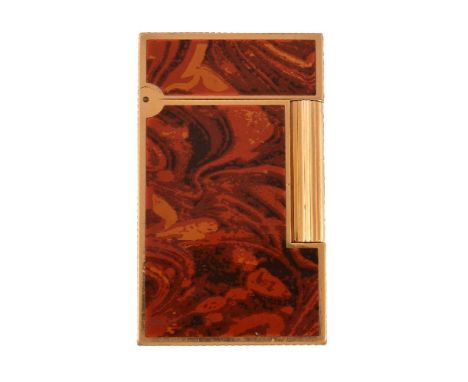 S. T. Dupont, a gilt metal and lacque de chine lighter, no. 18ENJ33, with red marble effect decoration, 6cm high