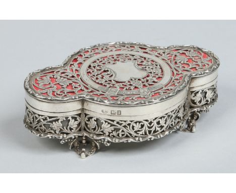 A George V pierced silver quatrefoil jewellery box with hinged cover by the Goldsmiths & Silversmiths Company. Decorated with