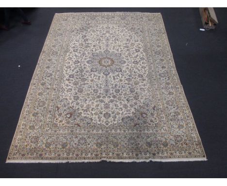 A Kashan carpet (414cm x 300cm)  