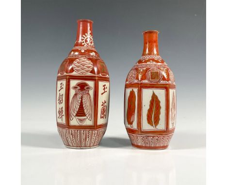 A white ground bottle painted in red to depict a cicada, a fish, and a mushroom. Flowers on the top accented by gilded outlin