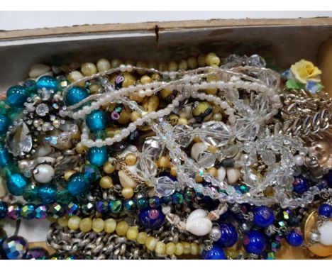 COLLECTION OF VINTAGE &amp; ANTIQUE GLASS BEADS 