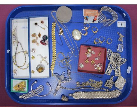 A Mixed Lot of Assorted Costume Jewellery, including assorted rings, novelty hot air balloon pendant on chain, openwork bangl