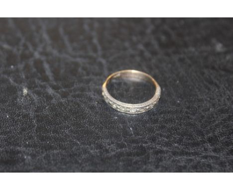 A VINTAGE ENGRAVED SILVER AND 9CT GOLD HALF ETERNITY RING