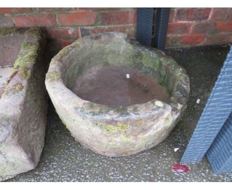 AN ANTIQUE CIRCULAR SANDSTONE TROUGH DIA 55 CM